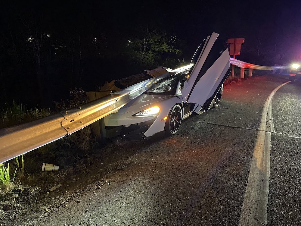 スーパーカーの運転者が曲がり切れず、兵庫の有名な観光地で悲劇