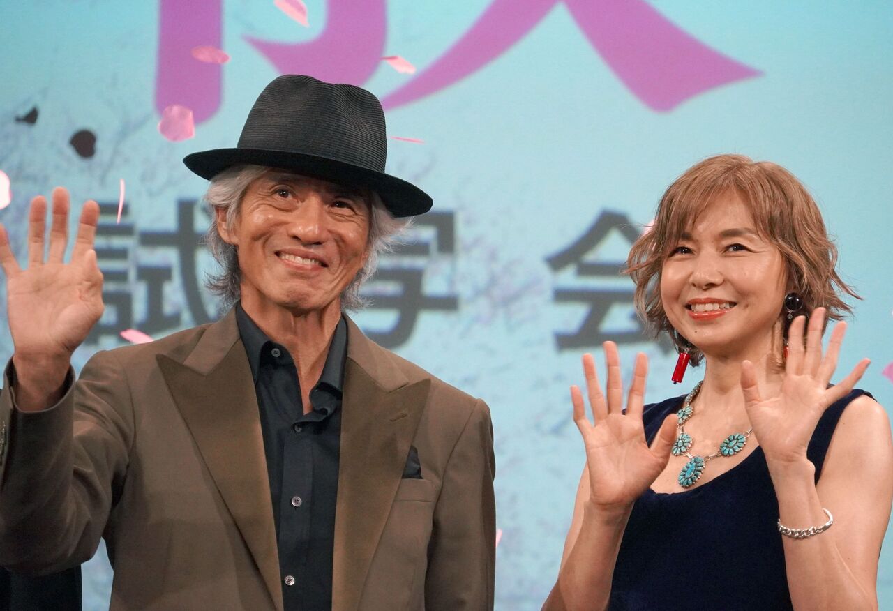 ファッションアイコン・山口智子が着こなす、切り替えワンピ×カラフルアクセの夏コーデ術