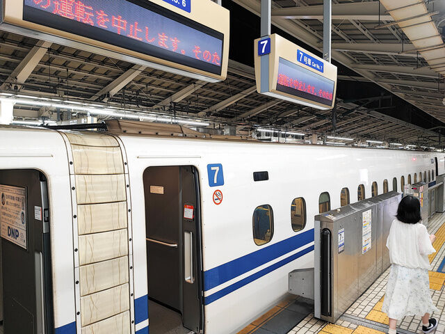 東海道新幹線の運転取り止め、近隣ホテルも満室で乗客たちは途方に暮れる