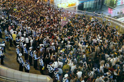 阪神タイガースのリーグ優勝で熱狂！道頓堀川に26人が飛び込み、大騒ぎ！