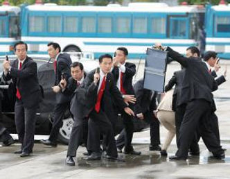 岸田首相襲撃事件の警備スタッフが引き起こした大議論！行動の是非を問う