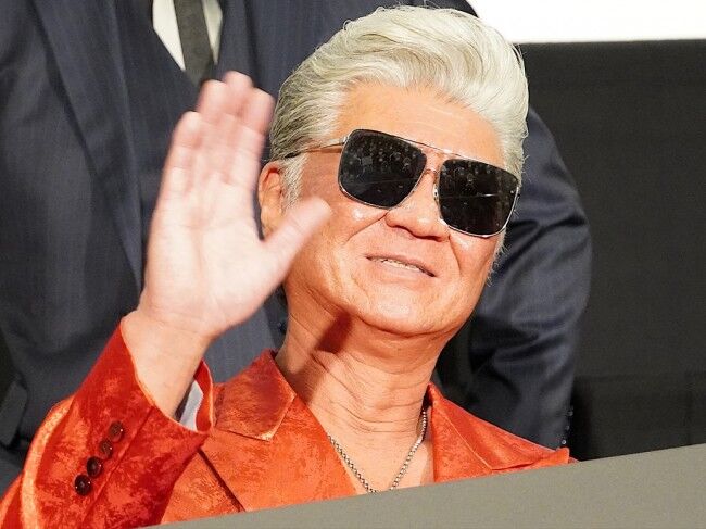 小沢仁志が初対面の先輩俳優に難題！「入れ歯をレモンサワーに入れて」と奇抜な挑戦？