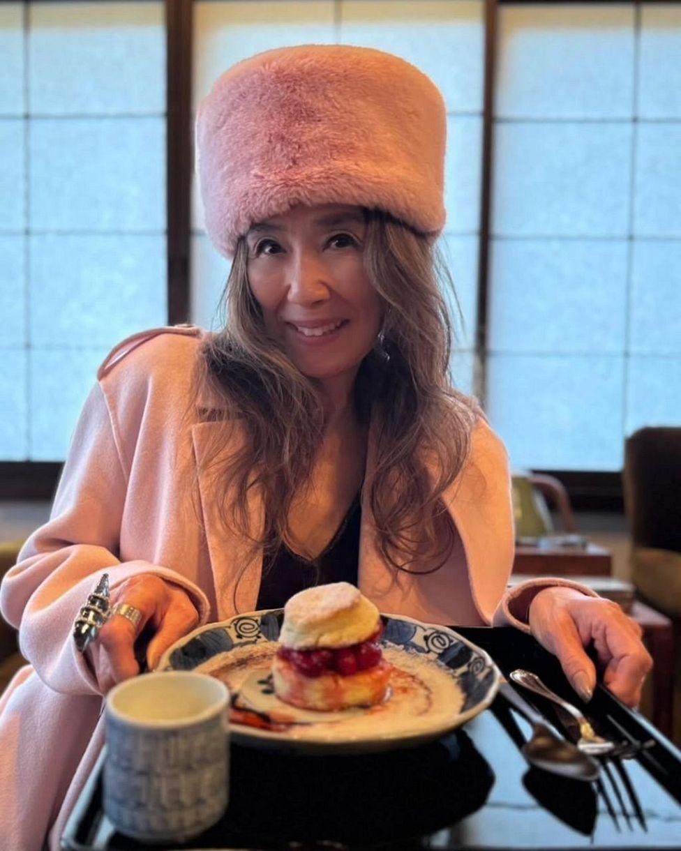 【芸能】萬田久子の魅惑の食事スタイル: 帽子とコートのマナー論争