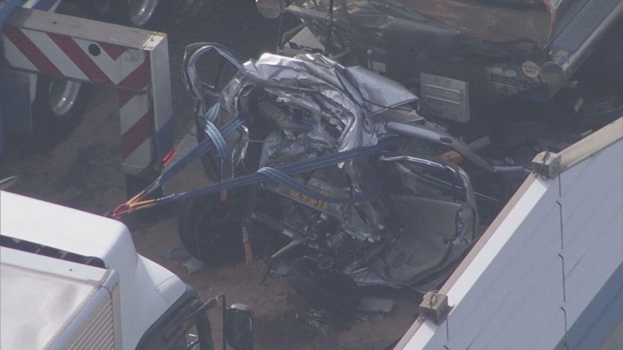 阪神高速事故で前車に挟まれた車両が大破し、２人死亡…運転手の前を見ずに追突か