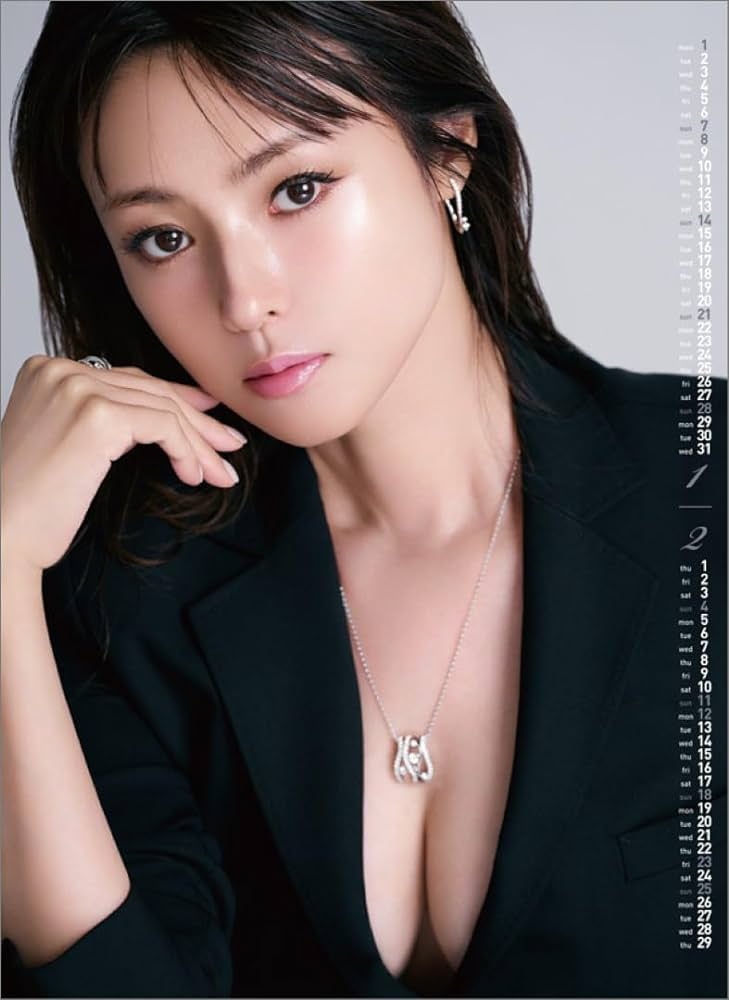 深田恭子、セクシーなざっくりドレスで魅惑的な背中を大胆披露！色彩豊かなテーマのカレンダーが登場！