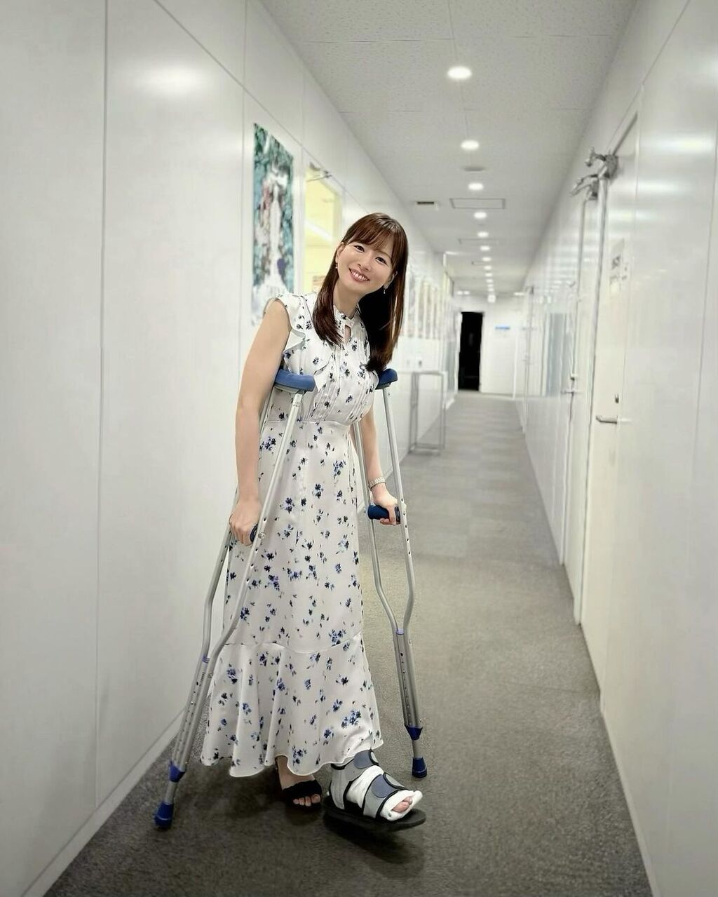 皆藤愛子、松葉杖姿で左足骨折を報告！「他の部分は元気です」