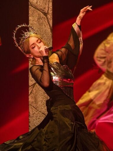 あゆ、赤を封印。29日上海ライブで香港火災に最大の配慮「もう二度と着られないかもしれない」