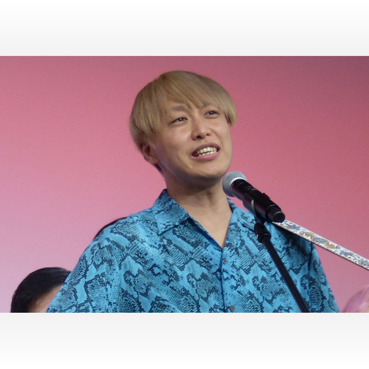 【衝撃】お見送り芸人しんいちの驚愕の月収を暴露！同じ事務所の仲間たちの反応は？