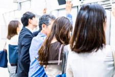 人気声優・間島淳司の電車内投稿が物議を醸す！座席争いの真相とは？