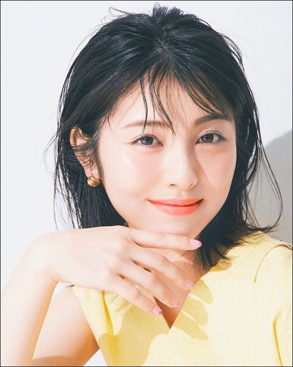 トレンドの肌見せスタイルに挑戦！浜辺美波がミニスカワンピでセクシーさ全開