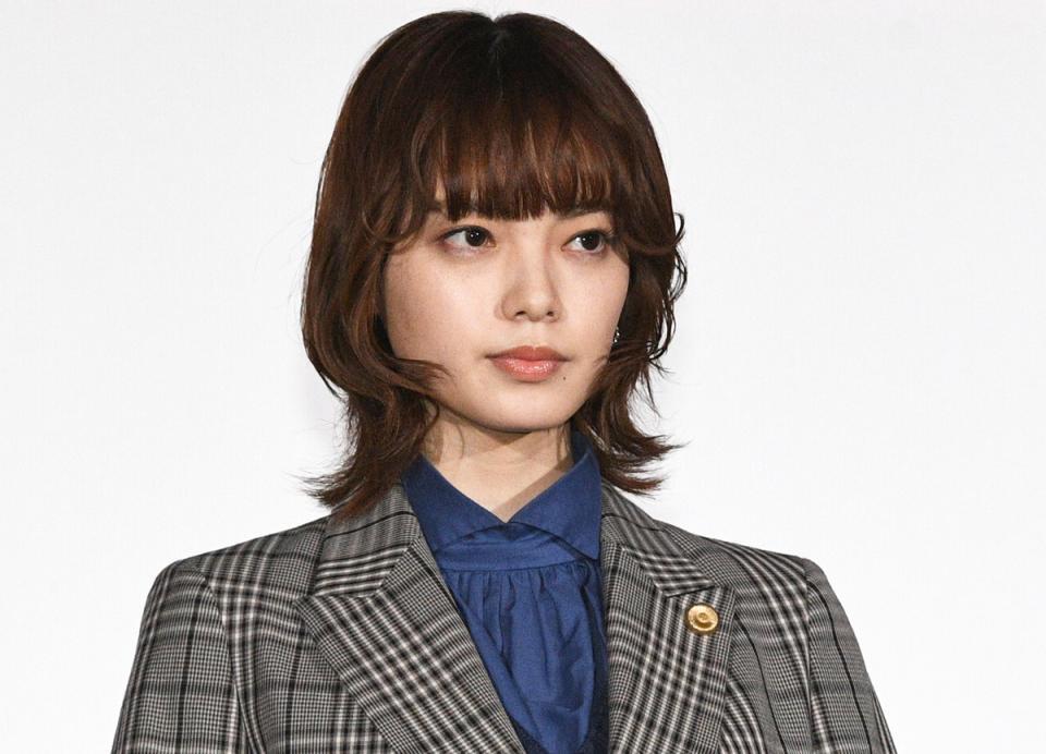 平手友梨奈のYouTubeチャンネル開設！ミニ丈スーツで魅せる美肌美脚