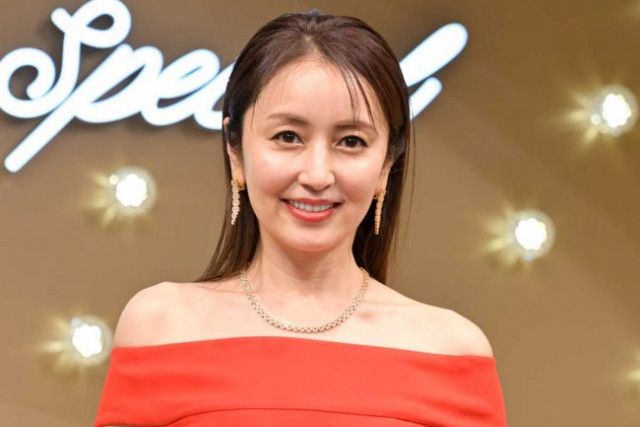 【スタイルが現役すぎる！？】矢田亜希子、最新ぶりっ子衣装でスタイルを見せつけるやんけ！
