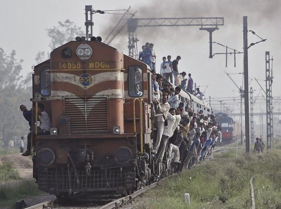 インドの老人が列車に飛ばされた牛を論じる　道徳的な問題とは？