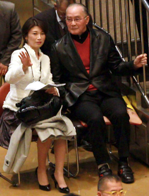 【悲報】青山祐子アナ、シースルー喪服で長嶋茂雄を弔問して草