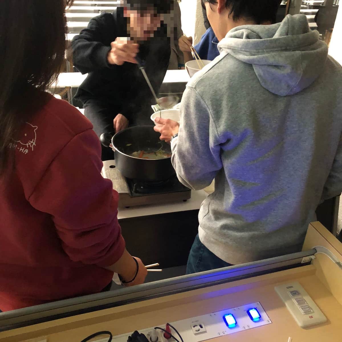 驚きの光景！大学で鍋を食べる学生に賛否の声