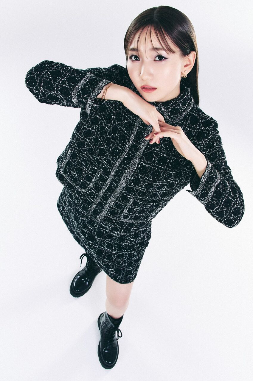 【芸能】YOASOBI幾田りら、超ミニスカで魅せる美脚の魅力