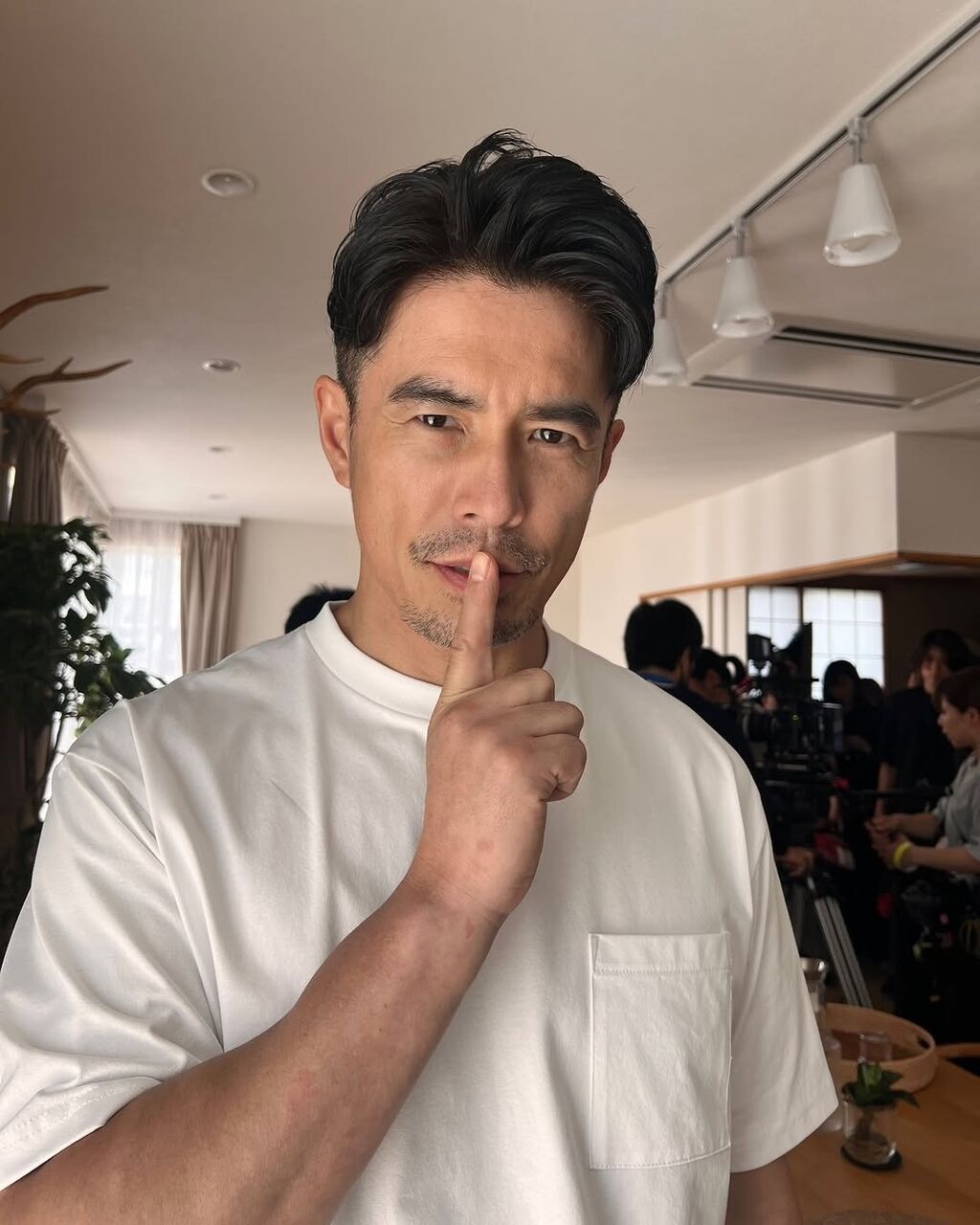 【爆笑】伊藤英明がまさかの鼻コンタクトｗｗｗそろそろラジオ体操しなさいよｗｗｗ