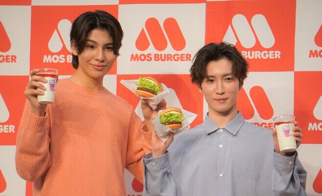 「モスバーガーの新CMに登場するSnow Manが爽快なパリッを披露！」