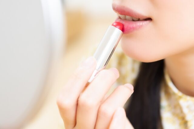 女 前髪すだれみたいにして真っ赤な口紅塗ったろ これ なんjネタ速報