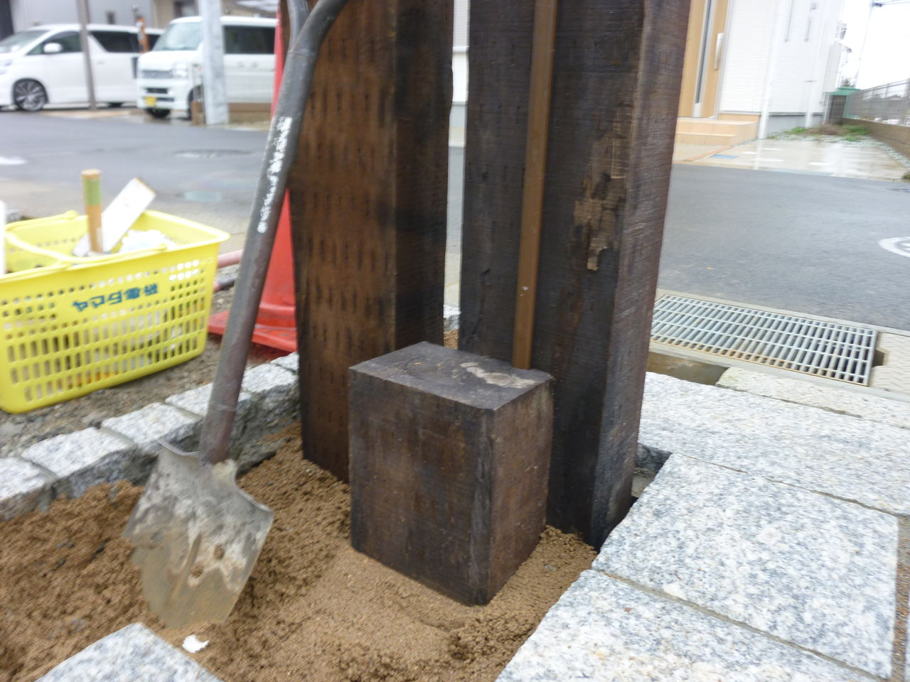 稲美町外構工事 枕木の門柱をたてます 工事日記10 外構工事と手作り雑貨のお店 稲美町外構工事 枕木の門柱をたてます 工事日記10 外構工事と手作り雑貨のお店