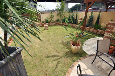 横浜ガーデンデザイン 幸せな庭のレシピ 芝生広場 壁 花壇 石井邸 ９