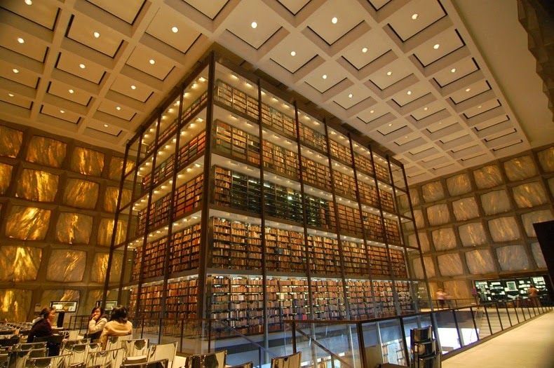 図書館の中にあるキューブ型の書籍群 グラムニュース