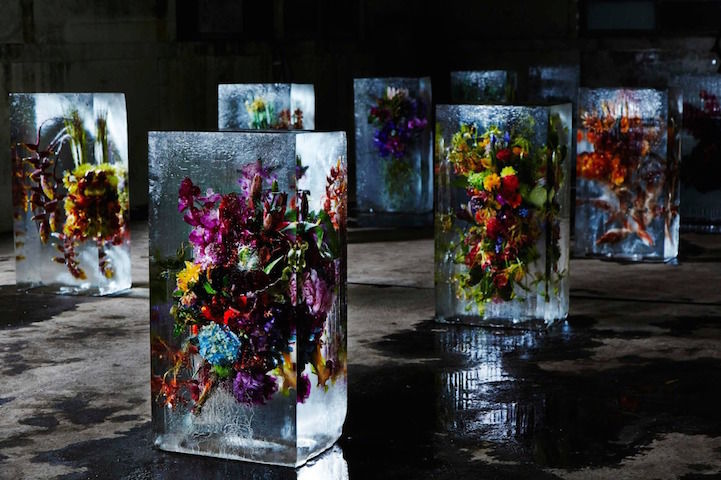 氷の石柱に花を閉じ込めたインスタレーション グラムニュース