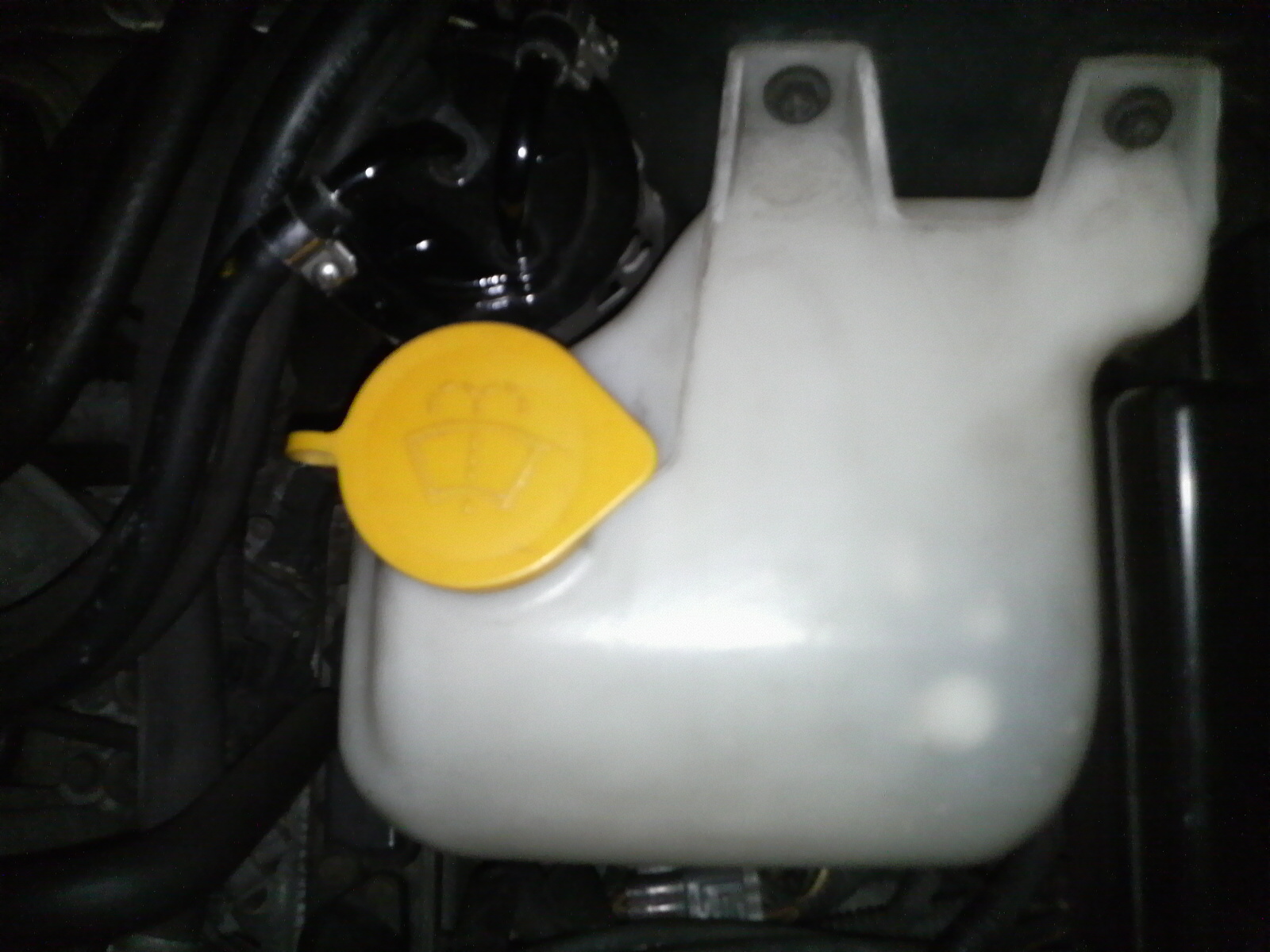 今夜のクルマいじり ウィンドウォッシャー液補充 アッチへコッチへ