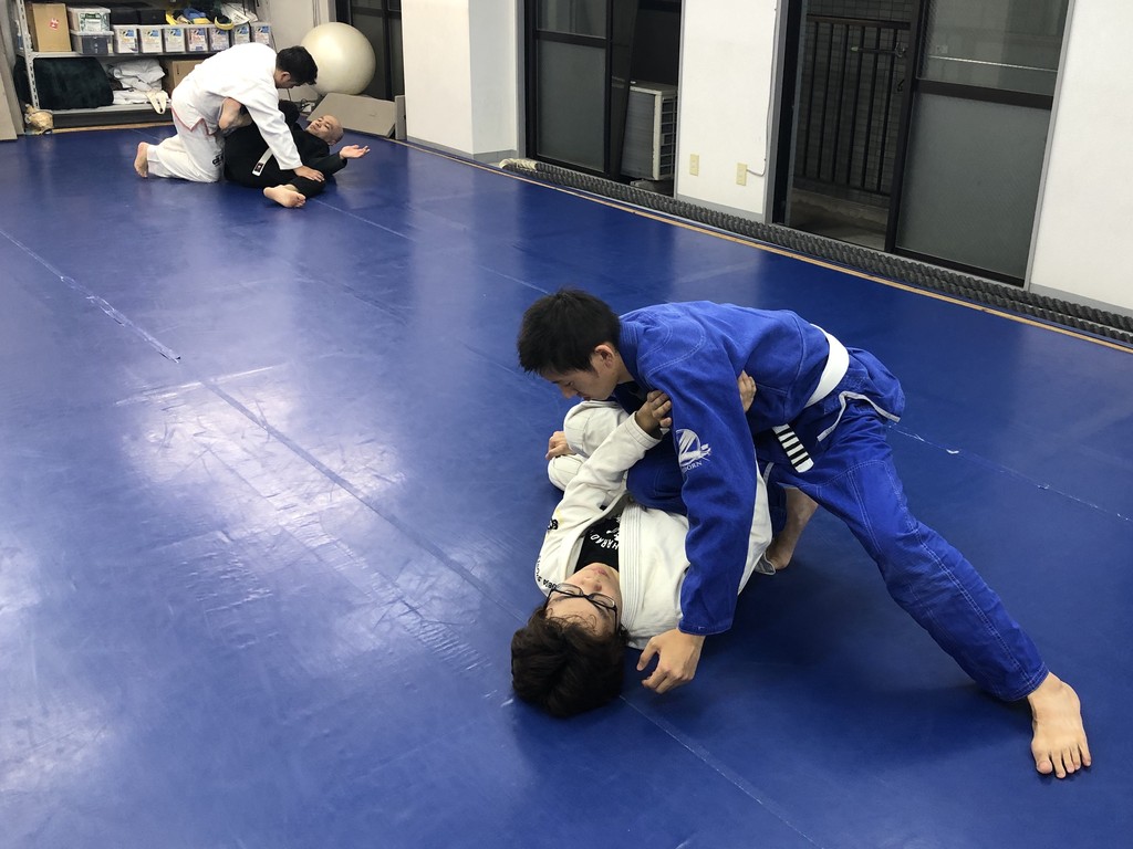 押さえ込む