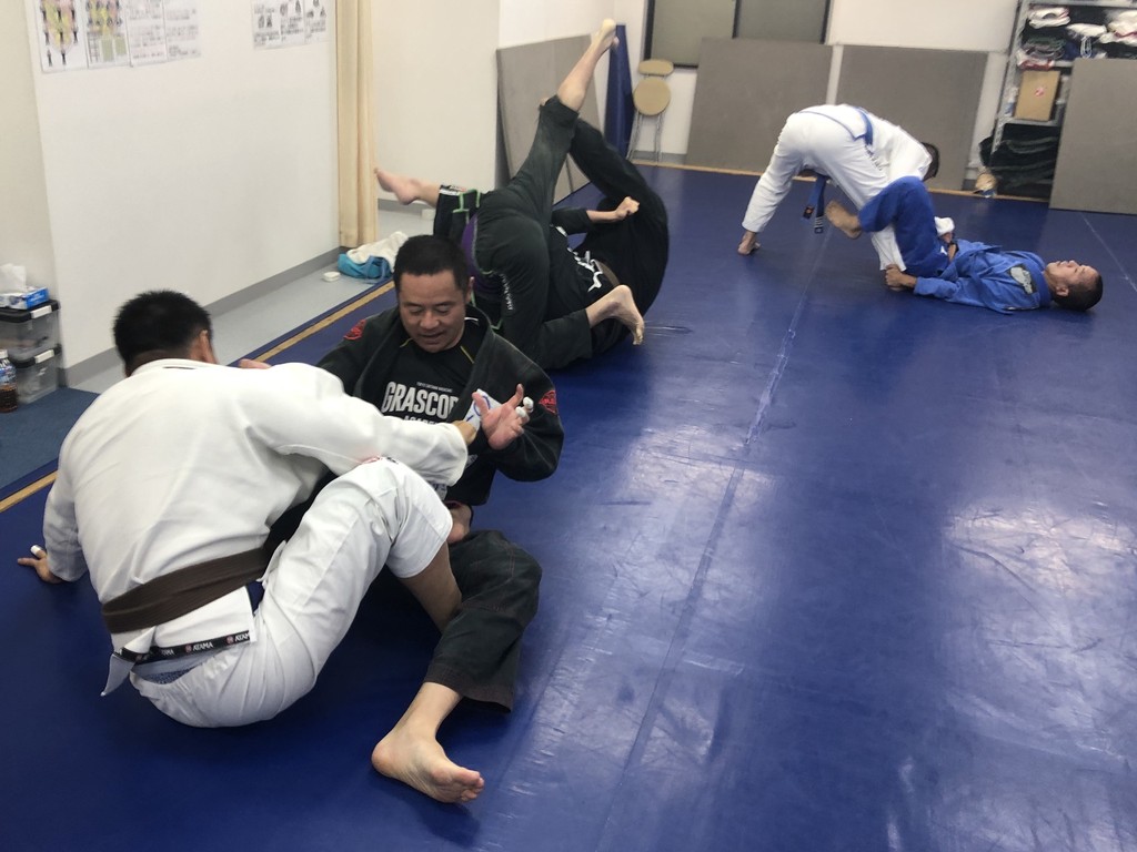 朝から大の大人がマットで取っ組み合い 桑原幸一のブラジリアン柔術日記