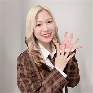 【朗報】青山吉能さん、黒髪に戻る！！！！
