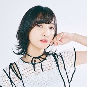 【画像】佐倉綾音さん、面白い服で取材を受ける・・・