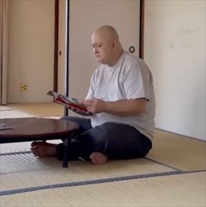 【悲報】「ヤニねこ」大家さん役声優さん、バックしてきたトラックに衝突される・・・