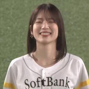 内田真礼たそ、セレモニアルピッチでまた変なズボン履く・・・