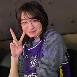 【朗報】上田麗奈(32)さん、ワイに向かってピースするｗｗｗ