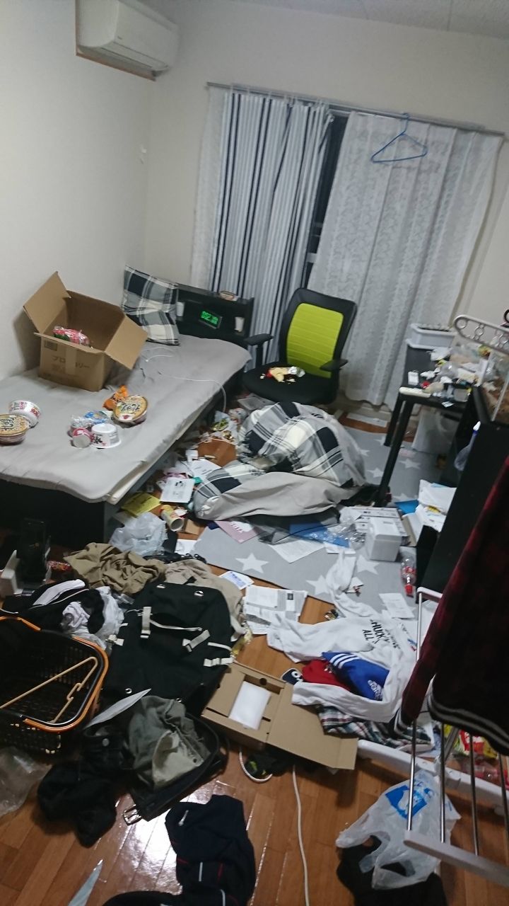 悲報 ワイ大学生の部屋 汚すぎる 草生える