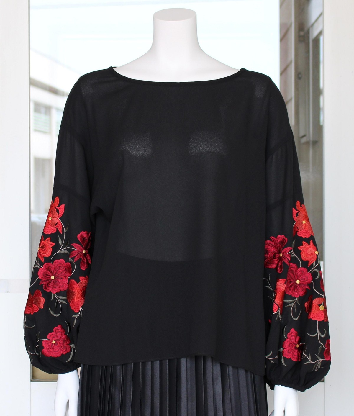 GRACE CONTINENTAL - コニコ【GRACE CONTINENTAL】マルチフラワースリーブTOP GRACE CONTINENTAL マルチフラワースリーブトップ : G R E A T