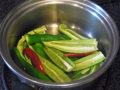 R0044644_ごま油で万願寺唐辛子を炒める_20110813