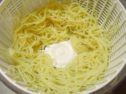 R0019640_サラダスピナーで麺を水切り_20090729