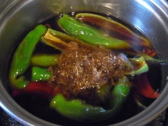 R0044648_万願寺唐辛子火を止め鰹節を入れる_20110813