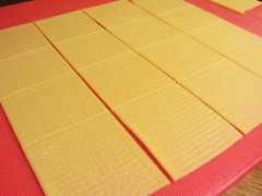 R0041931_トルテッリーニの皮を切る_20110505