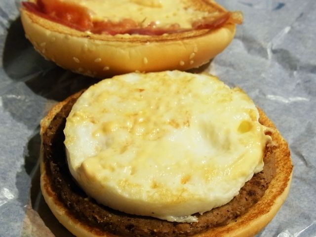 R0053196_マクドナルド月見バーガーと大月見_20120930