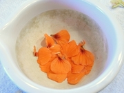 R0012115_ナスタチウムの花びらを乳鉢で