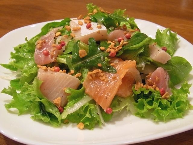 R0041498_刺身切り落としと菜園野菜のサラダ_20110416