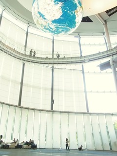 R0055720_日本科学未来館3FからGeo-Cosmosを見上げる_20130505