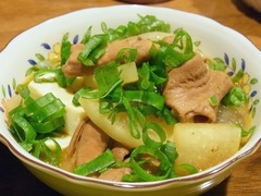 R0045788_再生ネギをもつ煮込_20111015