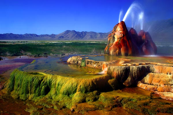グレートライフ 砂漠の極彩色の噴射塔 フライカイザー がまるで異世界のような絶景