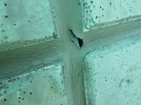 シーリングのいたるところに穴が！