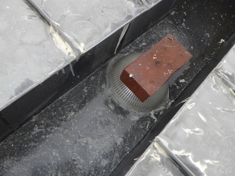 剥離塗膜が排水溝に流れないようにします