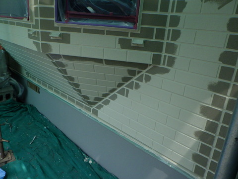 建物下半分は２色仕上げ